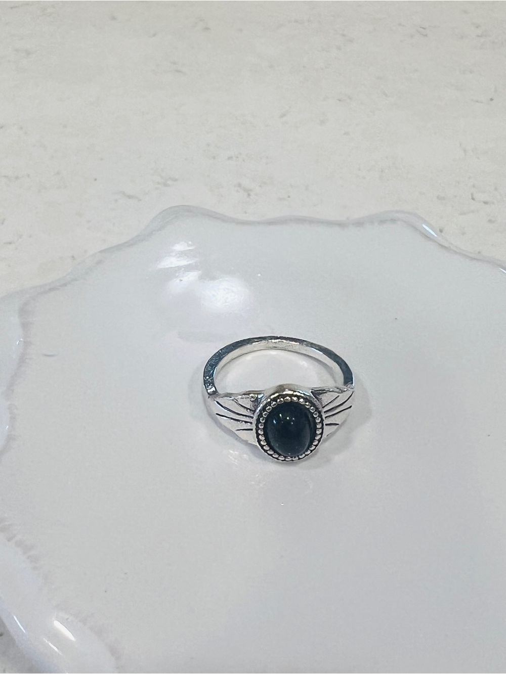 Silver Tone Metal Oval Black Bezel Set Cocktail Band Ring Size 7 1-Stone